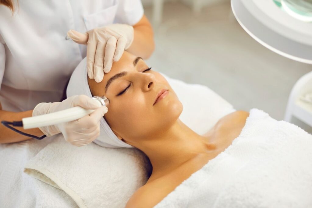 Mulher recebendo tratamento de rejuvenescimento facial com o Laser Lavieen no Instituto Up Woman, destacando a tecnologia avançada e os cuidados profissionais