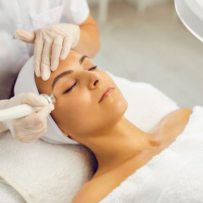 Mulher recebendo tratamento de rejuvenescimento facial com o Laser Lavieen no Instituto Up Woman, destacando a tecnologia avançada e os cuidados profissionais