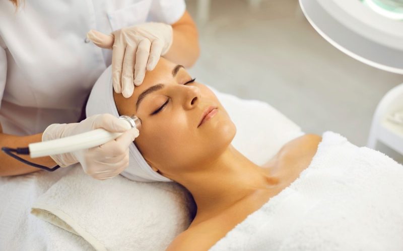 Mulher recebendo tratamento de rejuvenescimento facial com o Laser Lavieen no Instituto Up Woman, destacando a tecnologia avançada e os cuidados profissionais